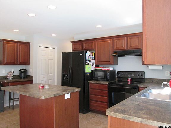 3rd image of 137 Chatham St