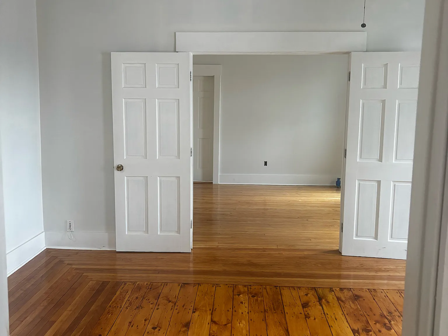 3 bed, 1.0 bath, 1500 sqft, $2,400 — Photo 2