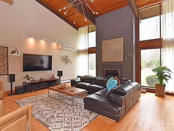 3rd image of 25 Deerfield Dr