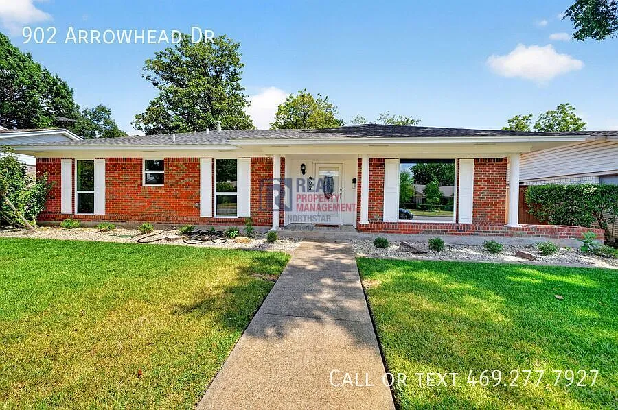 Soaring Ceilings, Great Storage & Room to Spread Out Garland, TX — Photo 2