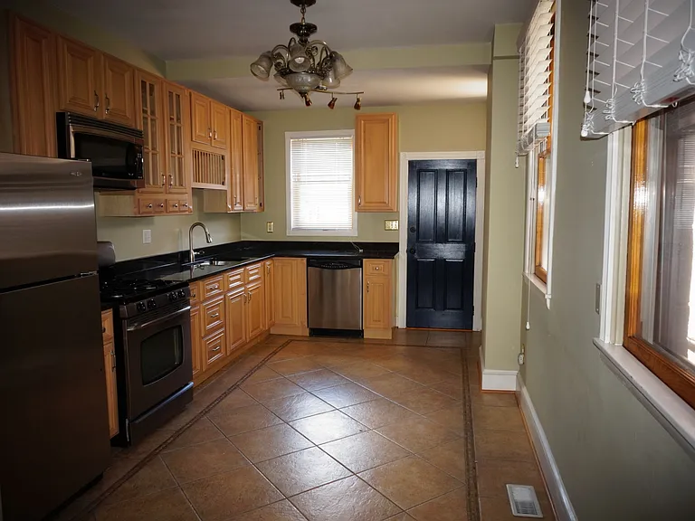 1110 S Bouldin St — Photo 5