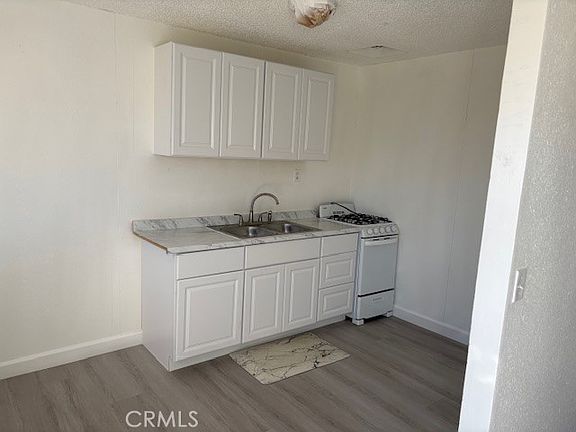 5th image of 451 W Yermo Rd