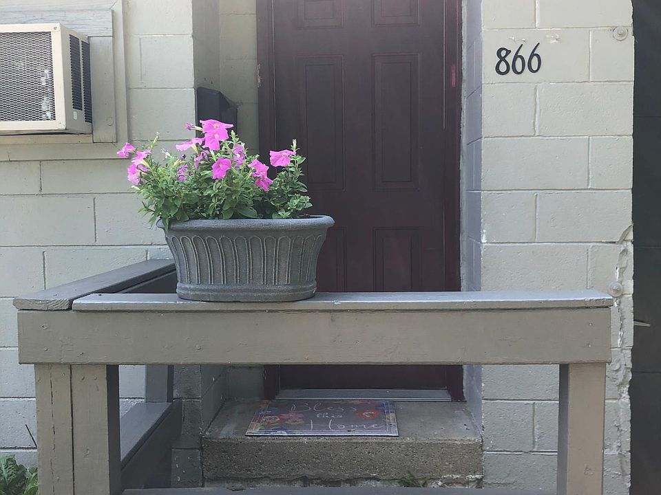 Private entrance_ no neighbors right on top of you_ Which is very nice.Private Drive