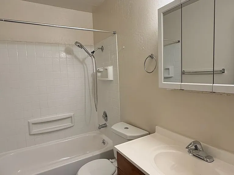 Sharis Apartments — Photo 28