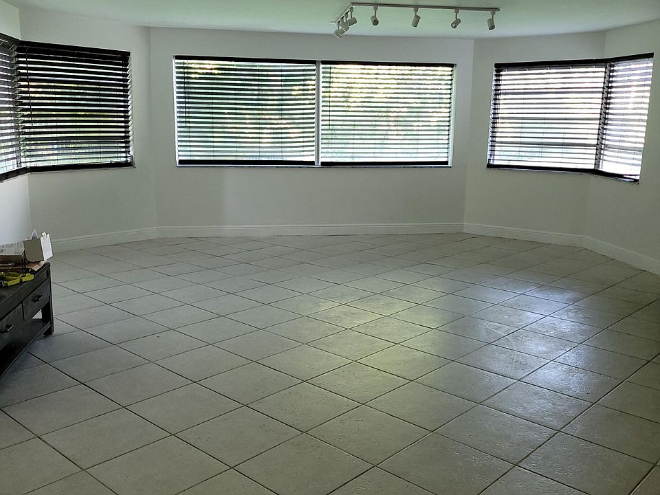 1st image of 1701 NE 191st St #104