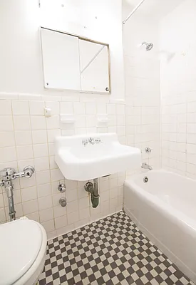 Rented by Luxian International Realty LLC | media 28