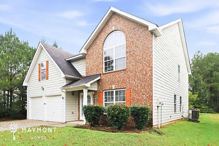 4 bed, 2.5 bath, 2858 sqft, $2,545 — Photo 2