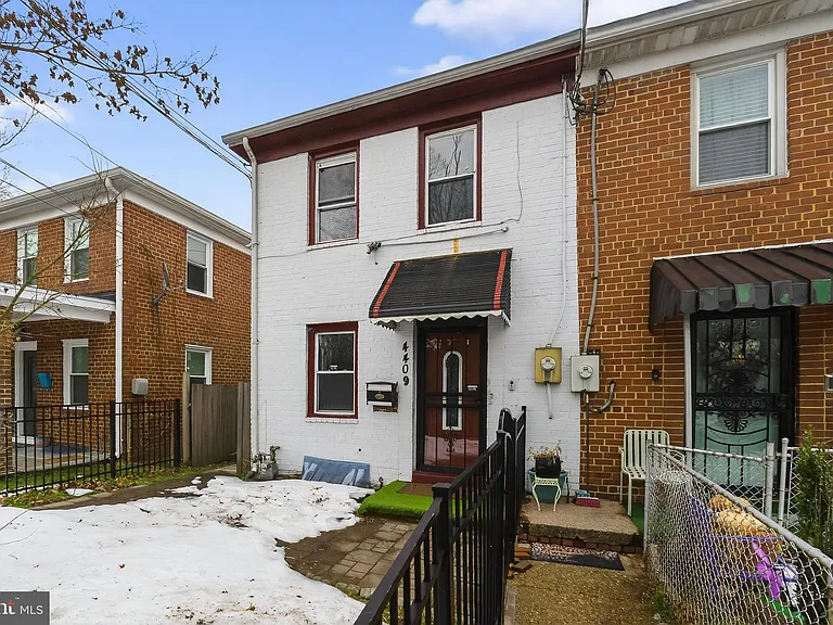 4409 Polk St NE — Photo 1