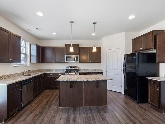 3rd image of 303 Chestnut Oak Pl
