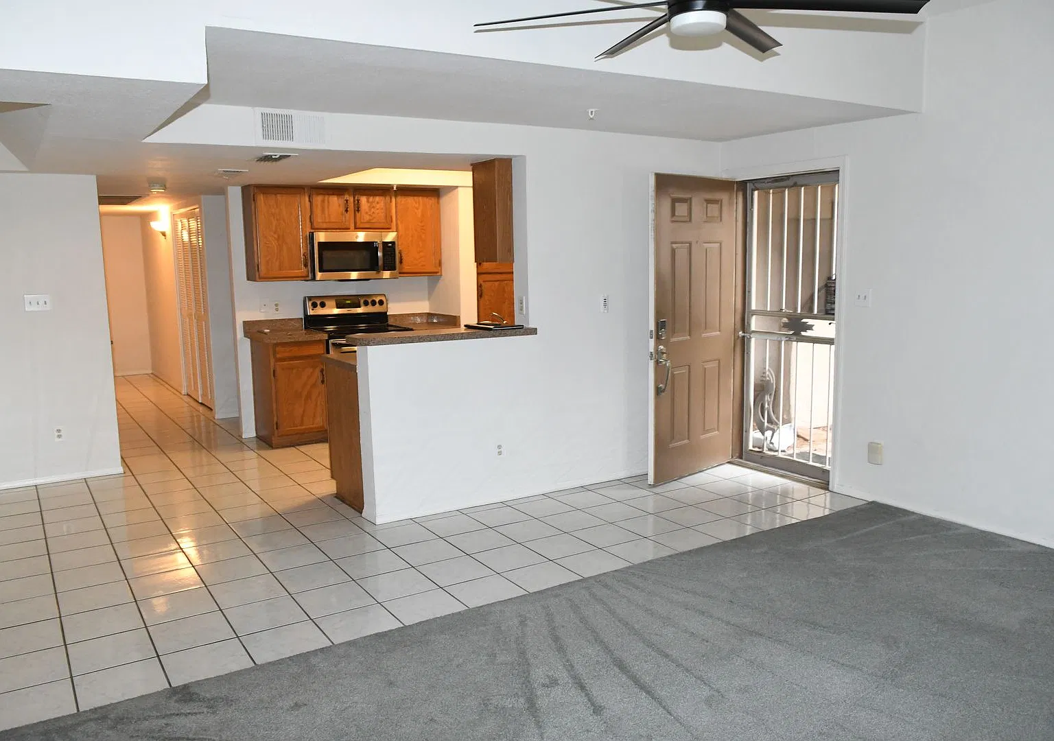Remodeled 2 Br 2 Ba 1 Car Attached Garage Condo Near McDowell and Hayden in Scottsdale — Photo 4