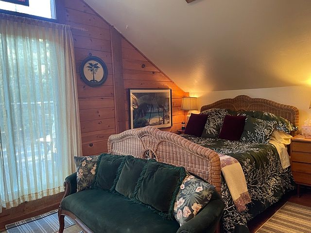 Queen size Tempurpedic bed.