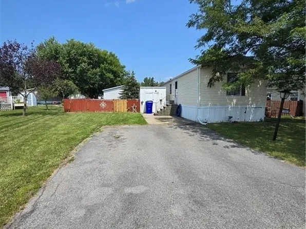 1062 Fernwood Dr, Lockport, NY 14094