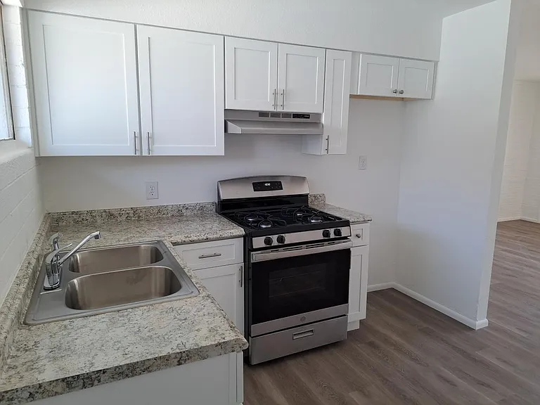 703 W 12th St #B — Photo 4