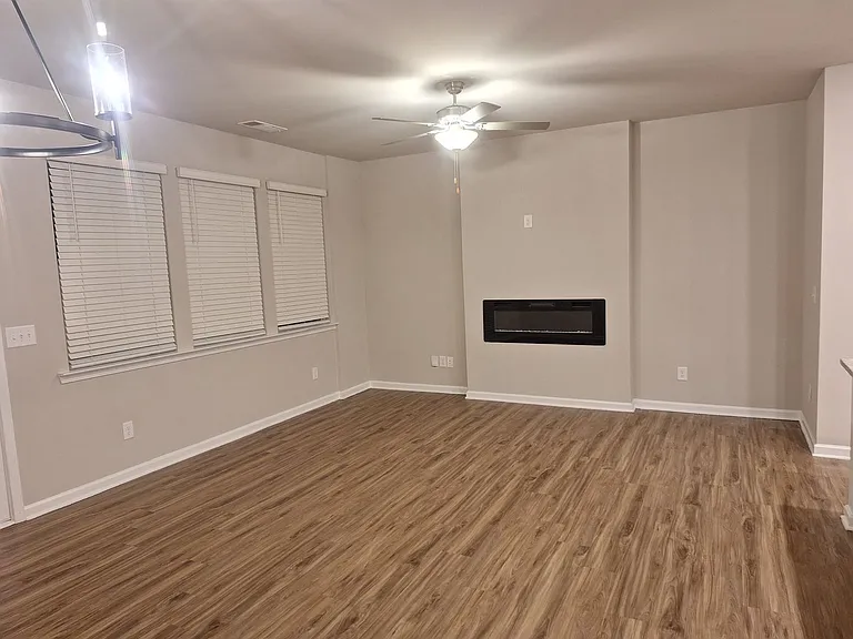 220 Turner Ln — Photo 7