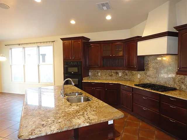 3 bed, 2.0 bath, 2155 sqft, $2,750 — Photo 2