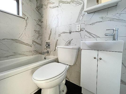 5th image of 553 Howard Ave APT 12