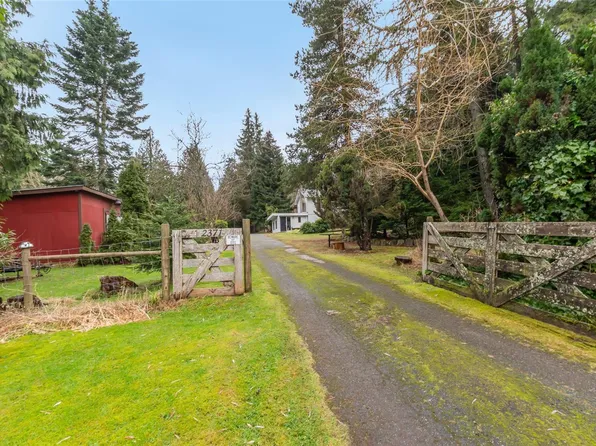 2371 Jingle Pot Rd, Nanaimo, BC V9R 6W2