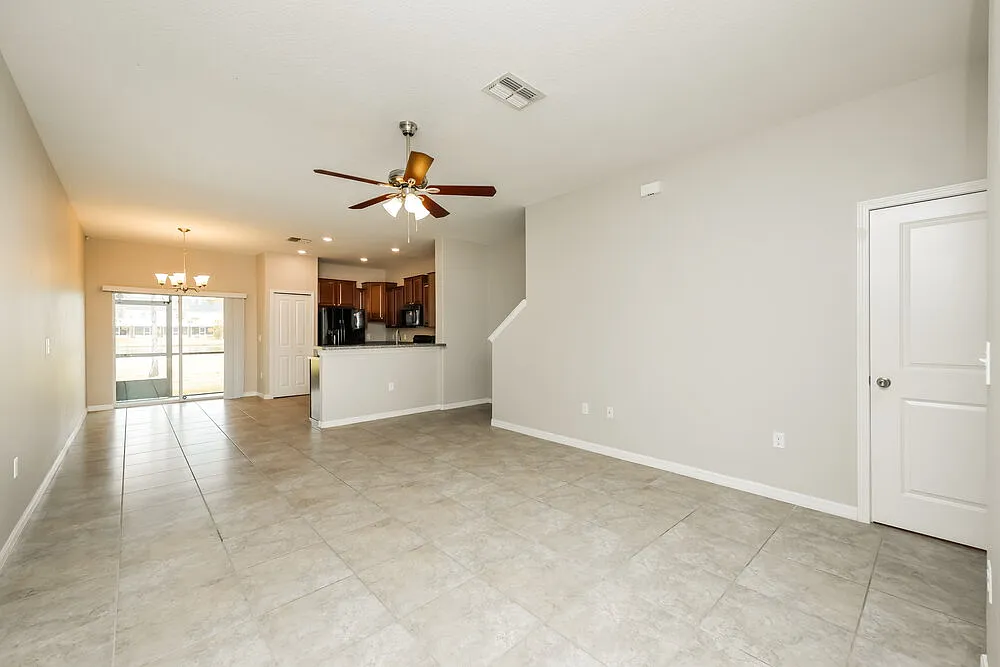 3 bed, 2.5 bath, 1668 sqft, $2,060 — Photo 4