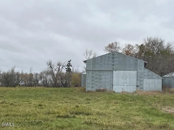 30th St SE, Jamestown, ND 58401