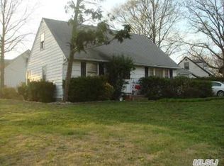 38 Oak Ridge Ln, Albertson, NY 11507