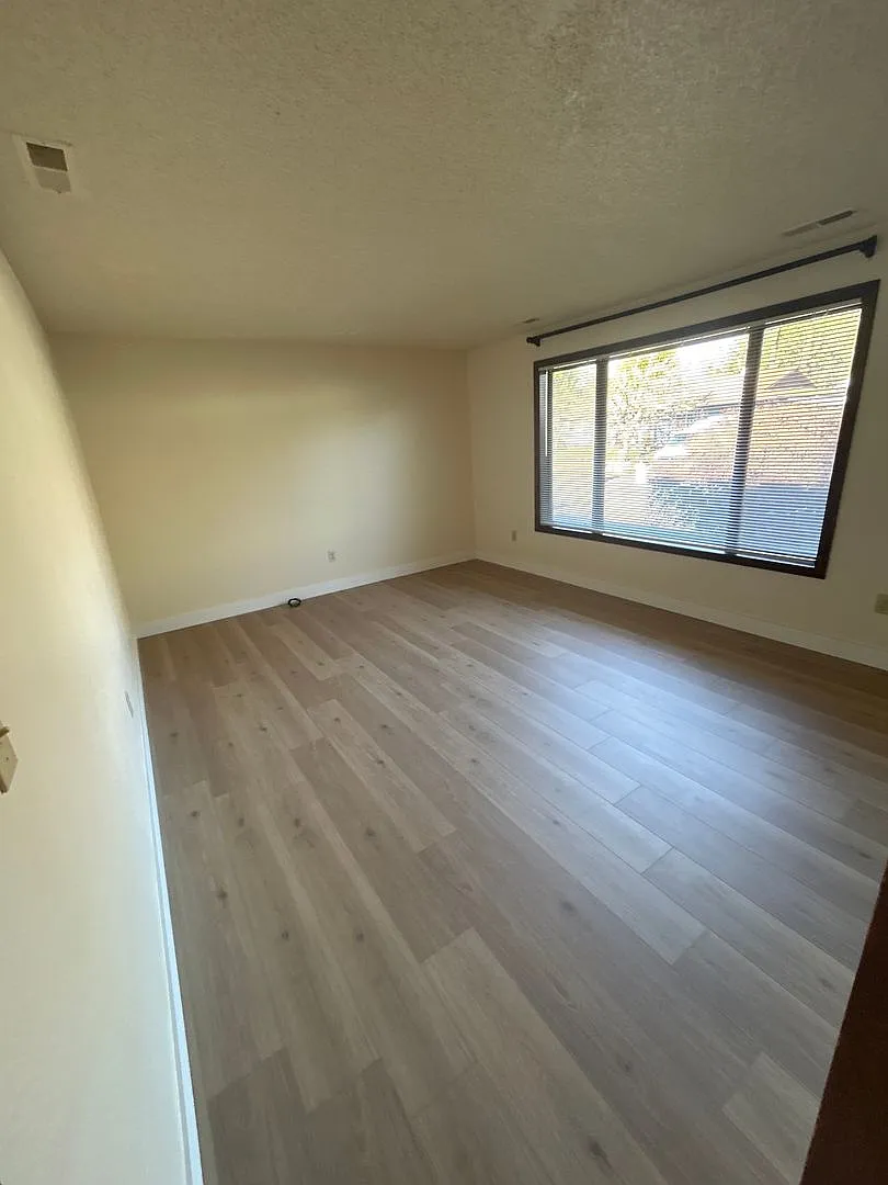 Spacious 3 bedroom 2 Bath Home in SE Corvallis — Photo 2