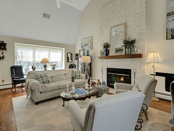 5th image of 47 Dexter Dr N