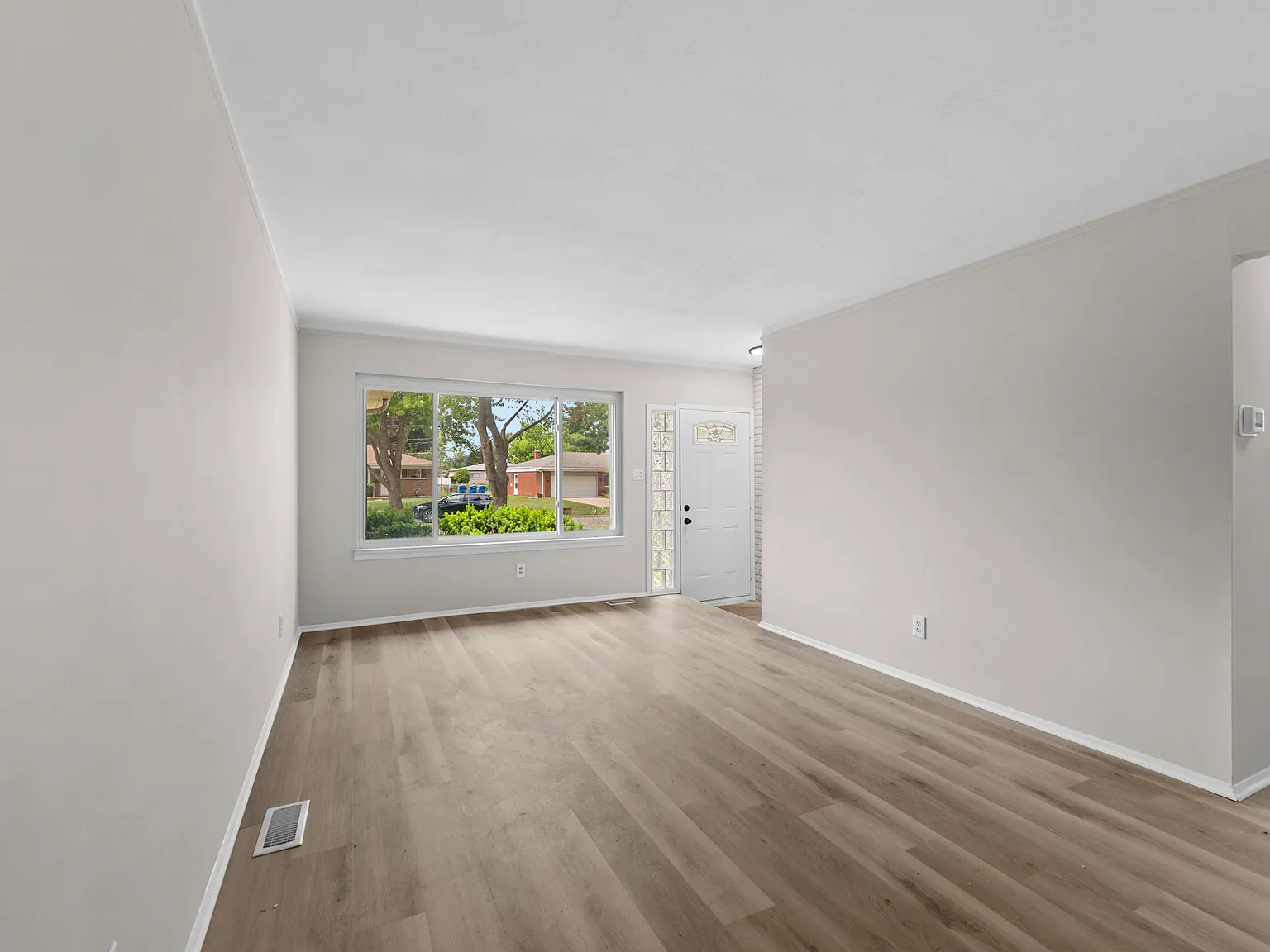 3 bed, 1.5 bath, 1259 sqft, $2,400 — Photo 4