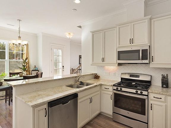 Kitchen w/ kitchen bar