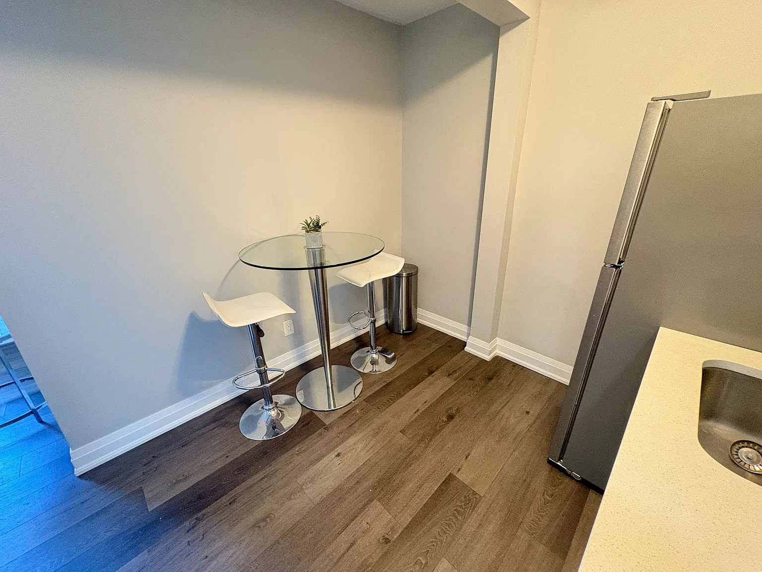 Furnished Unit In Small 6 Unit Building — Photo 3