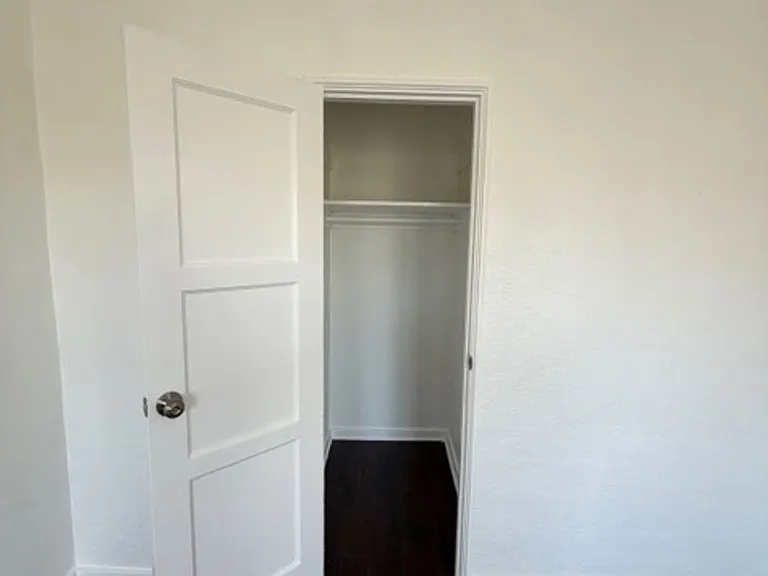 512 N Alexandria Ave — Photo 19