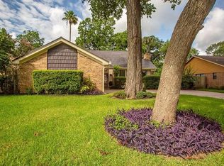 141 Spanish Moss Ln, Lake Jackson, TX 77566