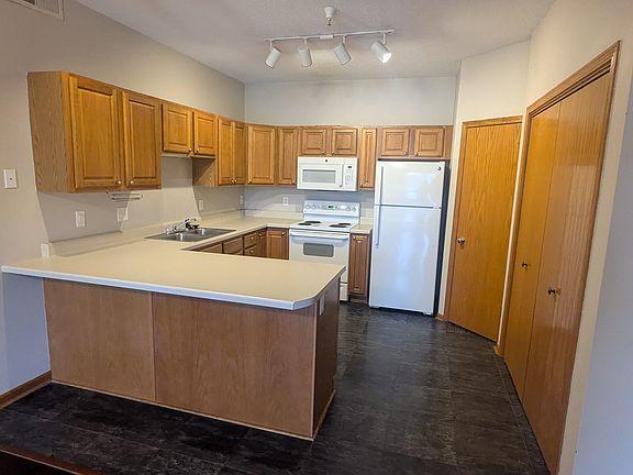 3rd image of 80 Circle Dr APT 8