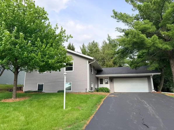 2035 Stornway Dr, Rockford, IL 61107
