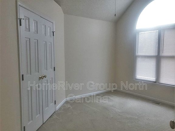 5th image of 105 S Woodstone Dr