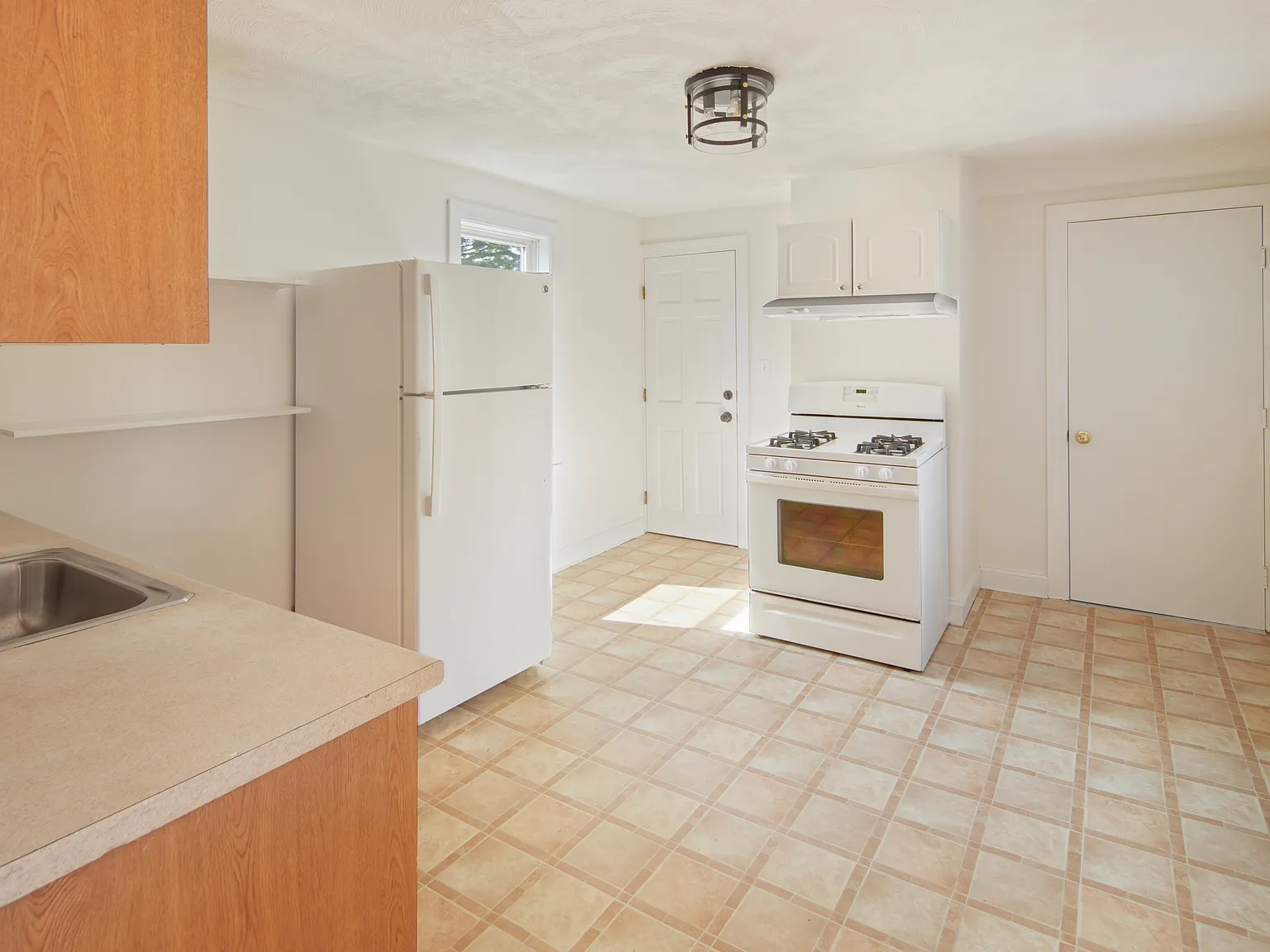 2 bed, 704 sqft, $2,400 — Photo 3