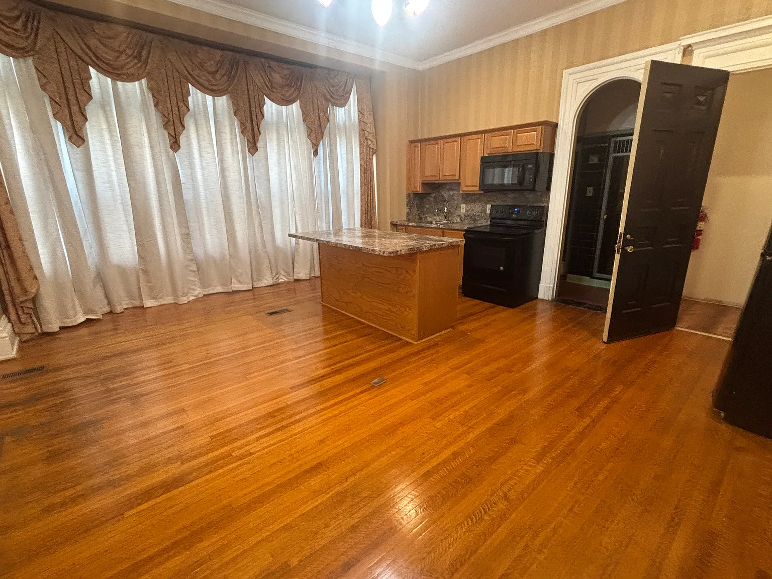1 bed, 900 sqft, $1,225 — Photo 2
