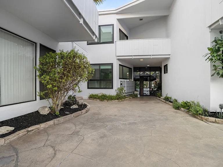2033 N Beachwood Dr — Photo 9