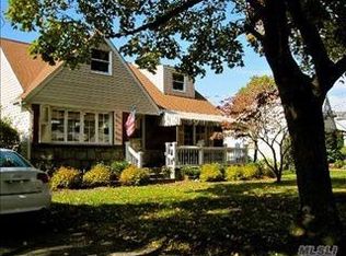 24 Whittier Dr, Greenlawn, NY 11740