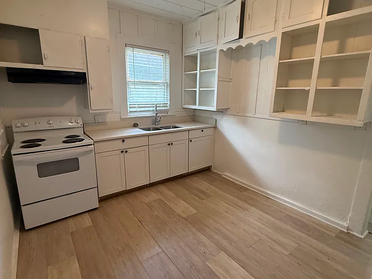 1380 Liveoak St — Photo 2