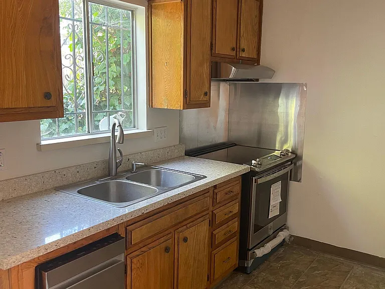 1456 Hopkins St — Photo 6