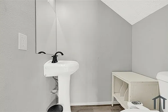 8119 Crestwick Dr — Photo 12