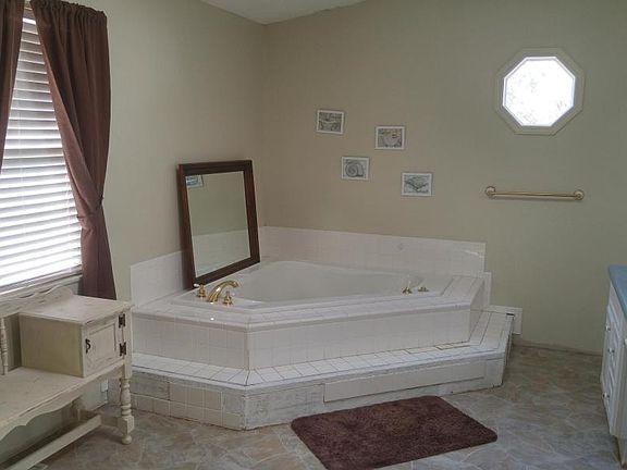 4th image of 102 Bradley Dr
