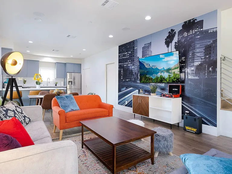 3 Bed Modern Townhome + 2-Car Private Garage — Photo 13
