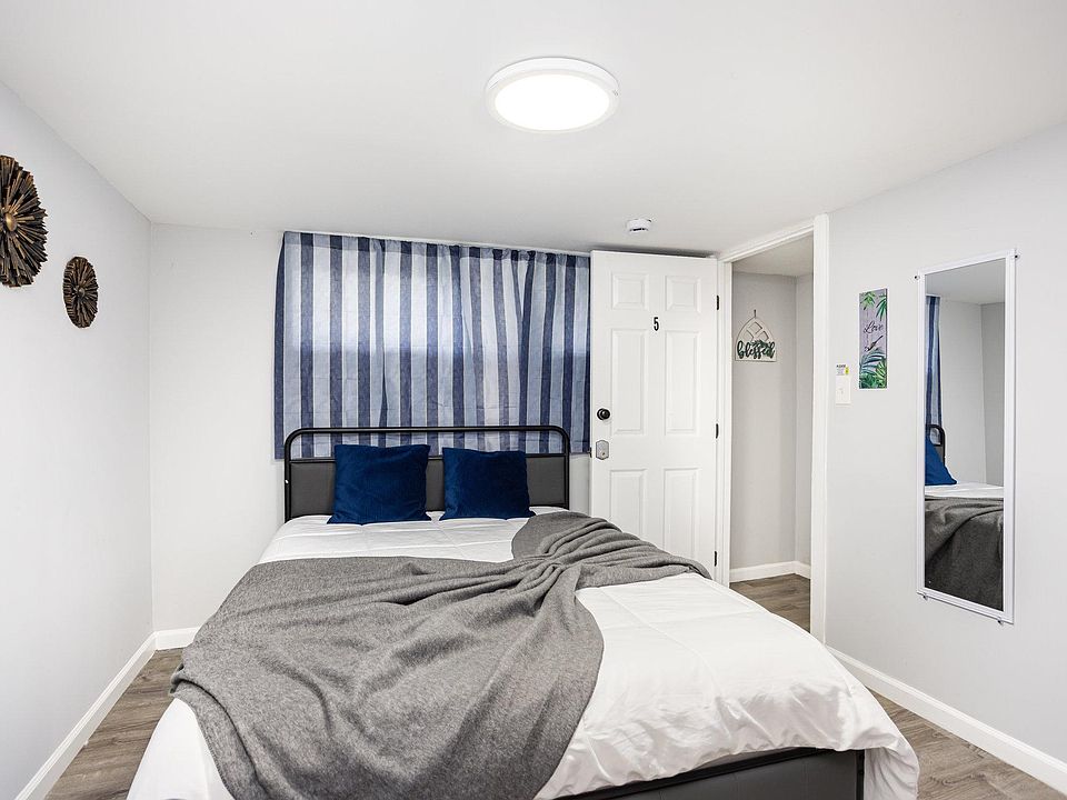 Room with a queen bed ,smart tv , work space