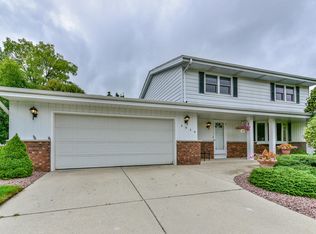 2954 W Briarwood Dr, Franklin, WI 53132