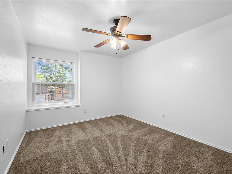 16311 Salinas Ln — Photo 24