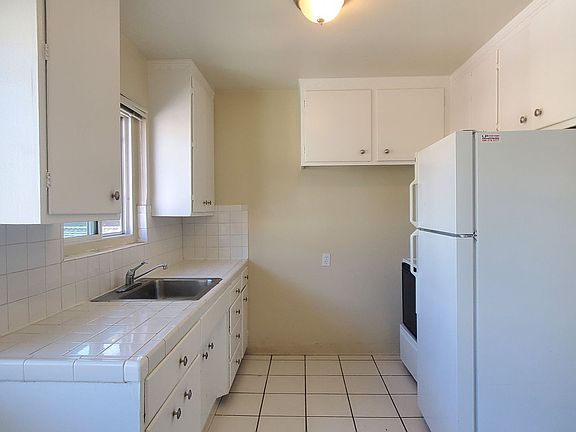 2nd image of 860 Calhoun St #6