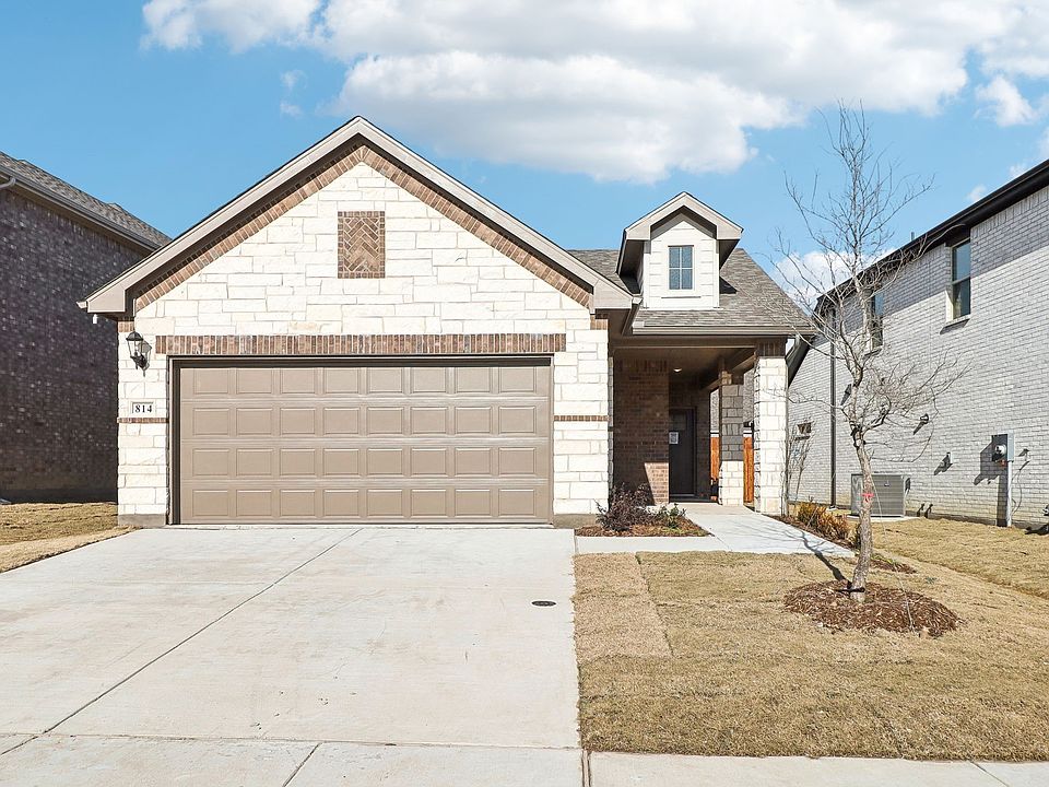 1st image of 814 Rosemary Hill Dr