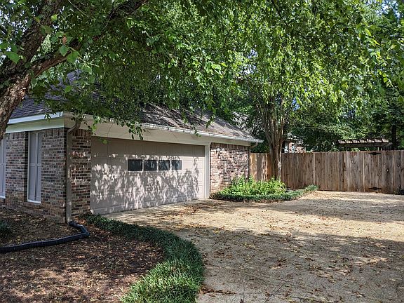 3rd image of 602 Shadowood Ln
