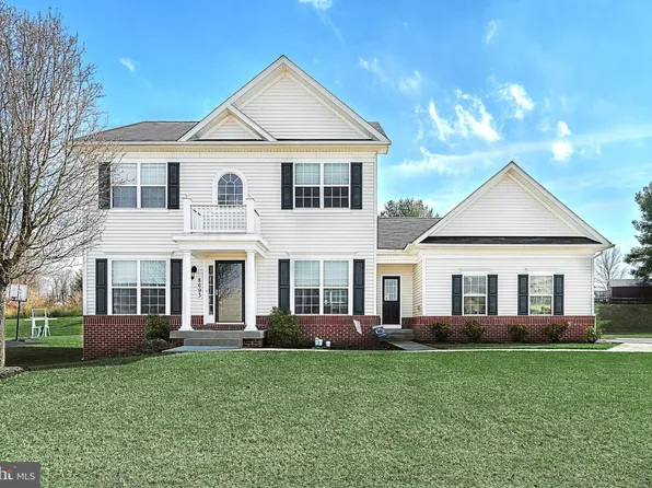 8693 Fairway Ct, Seven Valleys, PA 17360